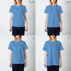  サトウユウタ/グッズ販売の腹ペコフキゲン中くん Regular Fit T-Shirt :model wear (woman)