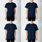 月の船星の砂漠のふりむきうさぎ Regular Fit T-Shirt :model wear (male)