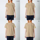 akane_art（茜音工房）のモノクロフラワー（野いちご） Regular Fit T-Shirt :model wear (woman)