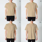 akane_art（茜音工房）のモノクロフラワー（野いちご） Regular Fit T-Shirt :model wear (male)