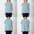 lollipop cowboyのキュウリと社会的距離をとらされるカッパ Regular Fit T-Shirt :model wear (woman)