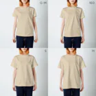 UNIREBORN WORKS ORIGINAL DESGIN SHOPのQUAL È IL MAESTRO? Regular Fit T-Shirt :model wear (woman)
