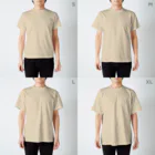 UNIREBORN WORKS ORIGINAL DESGIN SHOPのQUAL È IL MAESTRO? Regular Fit T-Shirt :model wear (male)