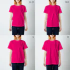 秀作カレーの秀作カレー（黒文字） Regular Fit T-Shirt :model wear (woman)