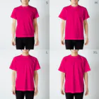 秀作カレーの秀作カレー（黒文字） Regular Fit T-Shirt :model wear (male)