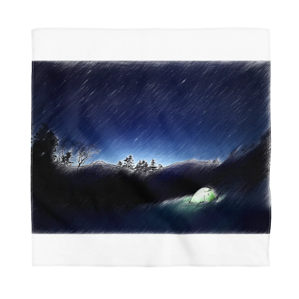 静かな山の頂への冬の星空キャンプ Bandana