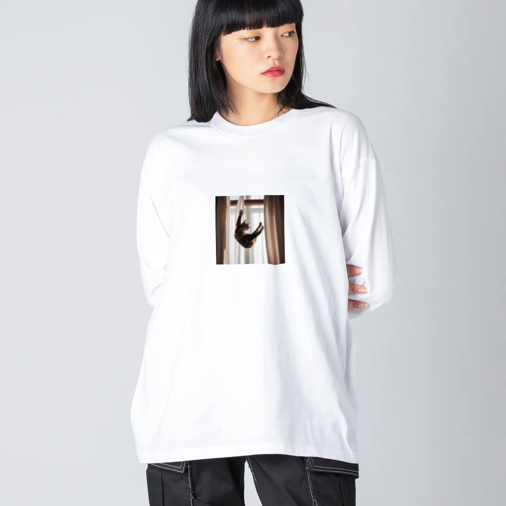 takeoutのカーテンにつかまっているネコ Big Long Sleeve T-Shirt