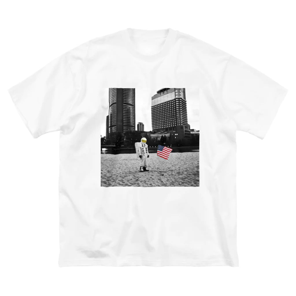 宇宙飛行士の日常の砂場に旗を立てる宇宙飛行士 Big T-Shirt