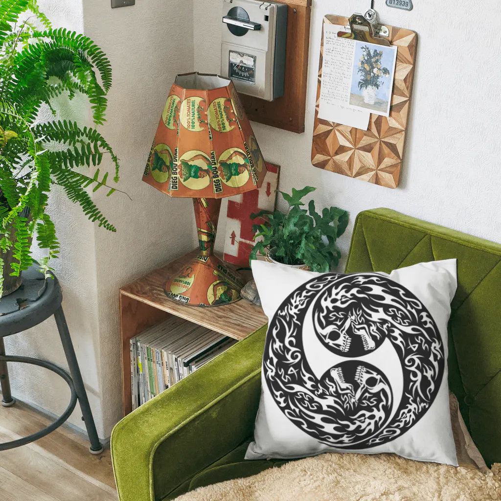 Ａ’ｚｗｏｒｋＳの合わせ髑髏二つ巴 薄墨（オリジナル家紋シリーズ） Cushion
