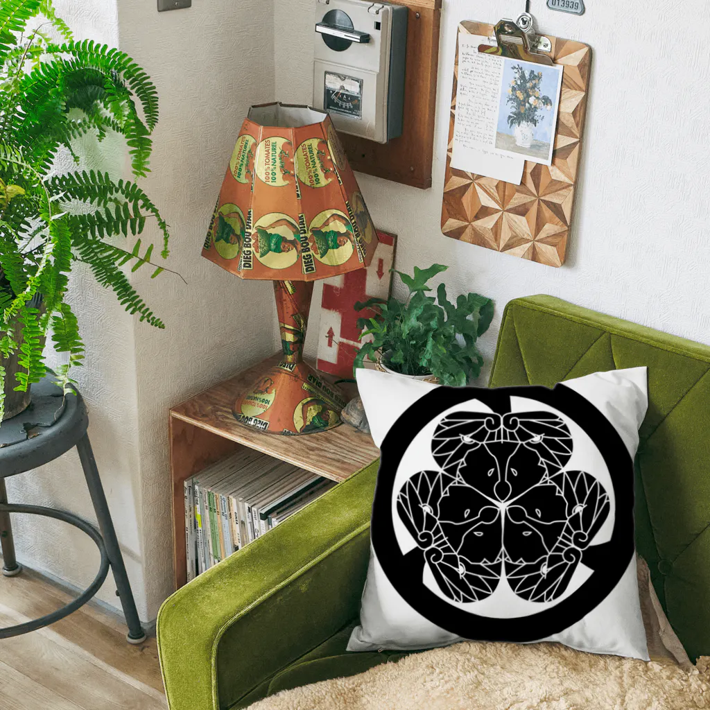 『Nothing Is Real』-- IN SUZURIの動物家紋。H.T.（三つ葉葵ハシビロコウ）黒 Cushion