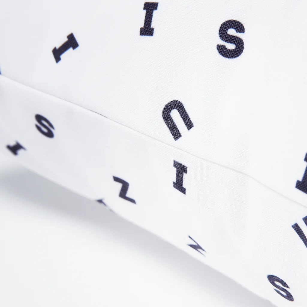「ワンダーワールド」の時空を超えたクールな組み合わせ🥷 Cushion