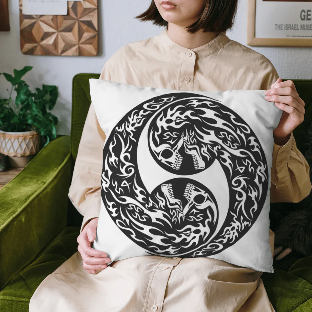 Ａ’ｚｗｏｒｋＳの合わせ髑髏二つ巴 薄墨（オリジナル家紋シリーズ） Cushion