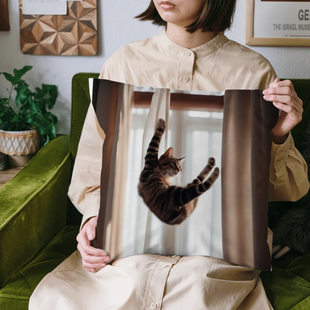 takeoutのカーテンにつかまっているネコ Cushion