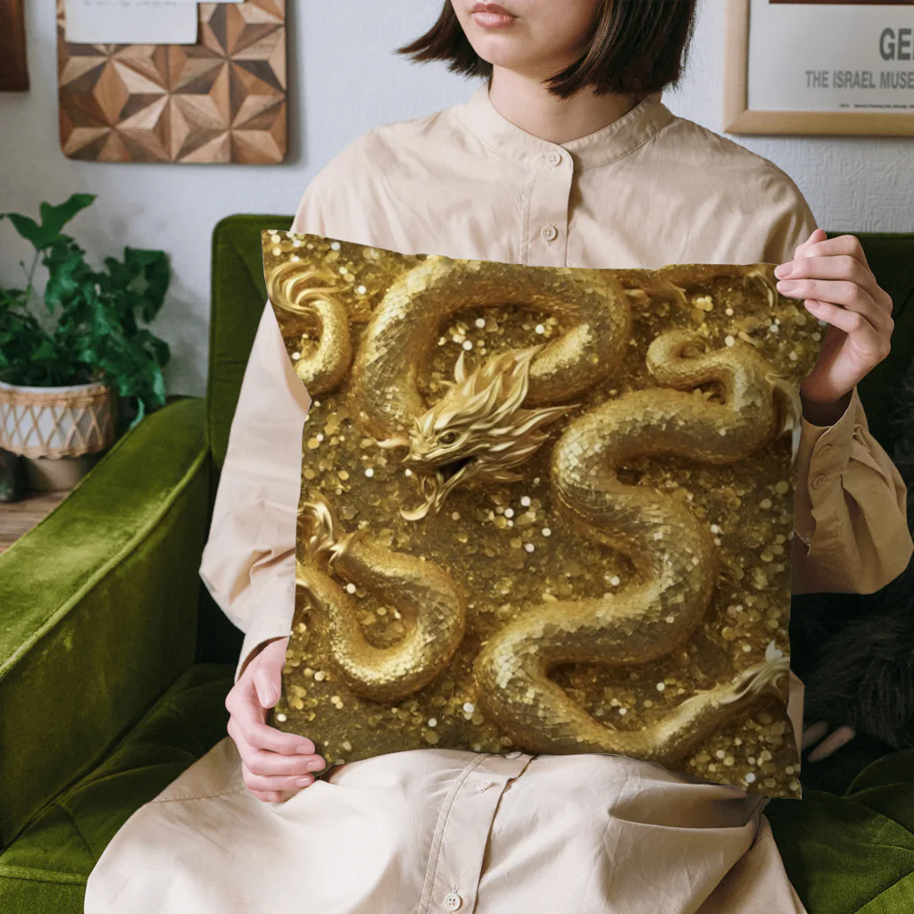 龍のエネルギーの煌めくゴールドドラゴン Cushion
