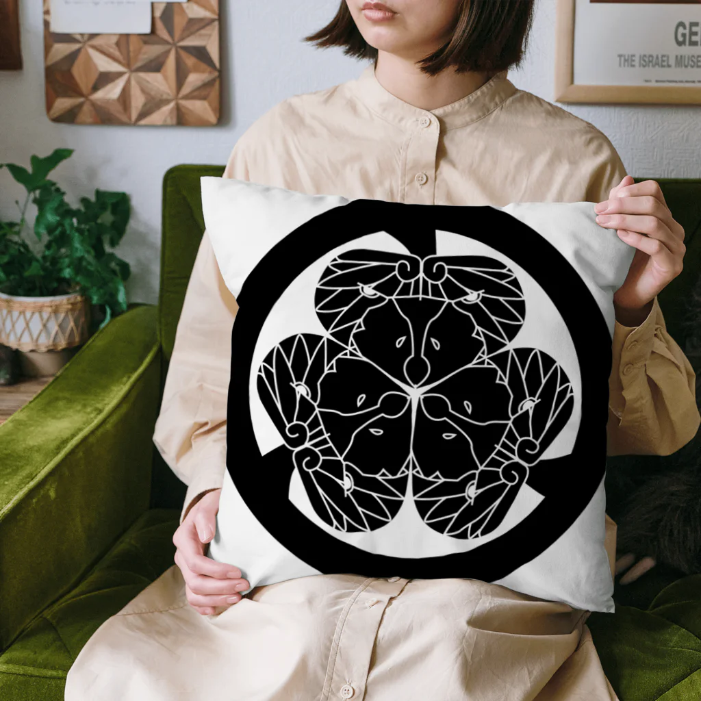 『Nothing Is Real』-- IN SUZURIの動物家紋。H.T.（三つ葉葵ハシビロコウ）黒 Cushion