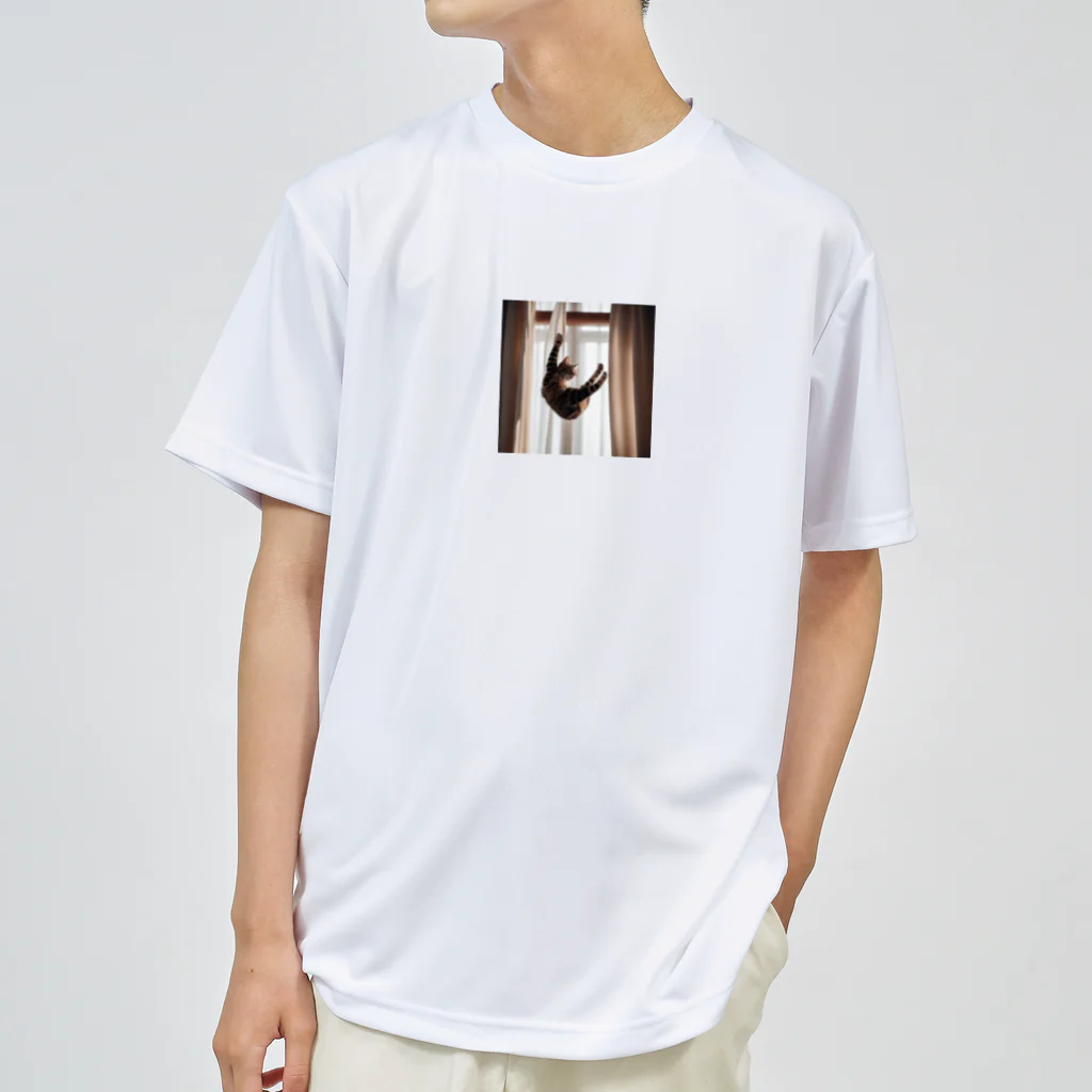 takeoutのカーテンにつかまっているネコ Dry T-Shirt