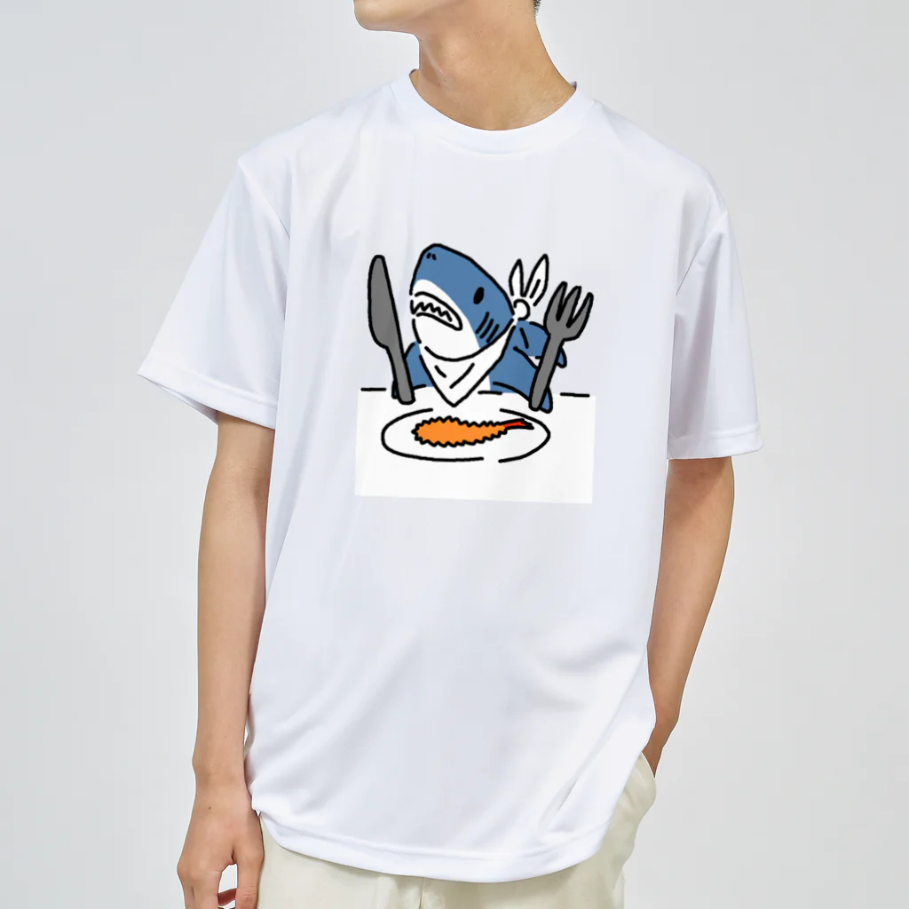 サメ わりとおもいのエビフライを食べようとするサメ Dry T-Shirt
