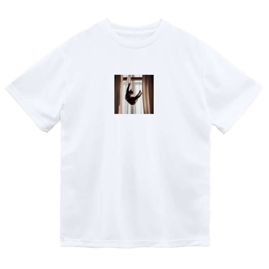 takeoutのカーテンにつかまっているネコ Dry T-Shirt