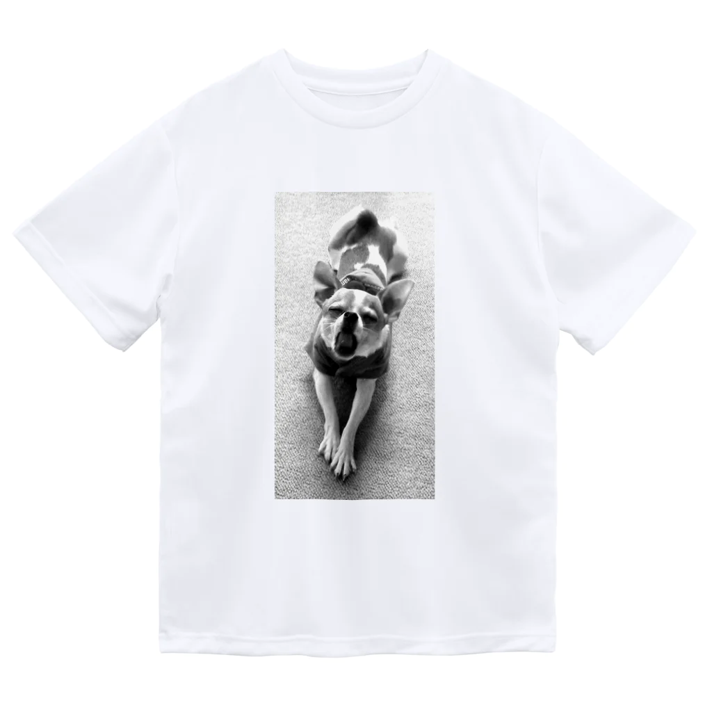 akane_art（茜音工房）のモノクロチワワ（あくび） Dry T-Shirt