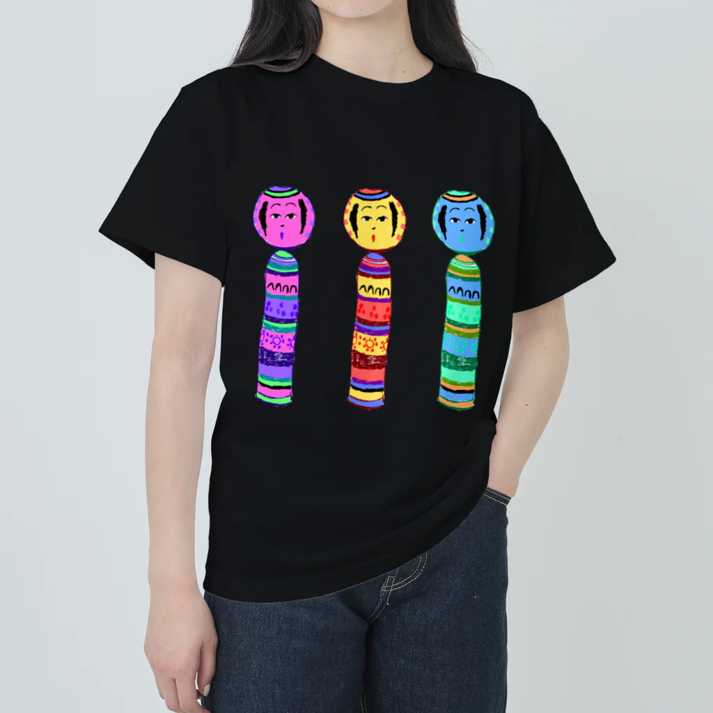 NIKORASU GOの「コケシ」/日本 かわいい レトロ 和風 人形 サブカル コワカワ こけし ゆめかわいい 青森 岩手 秋田 福島 山形 宮城 お土産 グッズ　伝統　工芸　特産　手描き　オリジナル　グッズ　Tシャツ　ハンドメイド調 Heavyweight T-Shirt