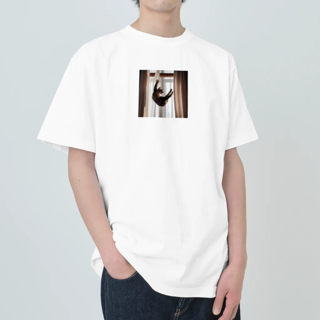 takeoutのカーテンにつかまっているネコ Heavyweight T-Shirt