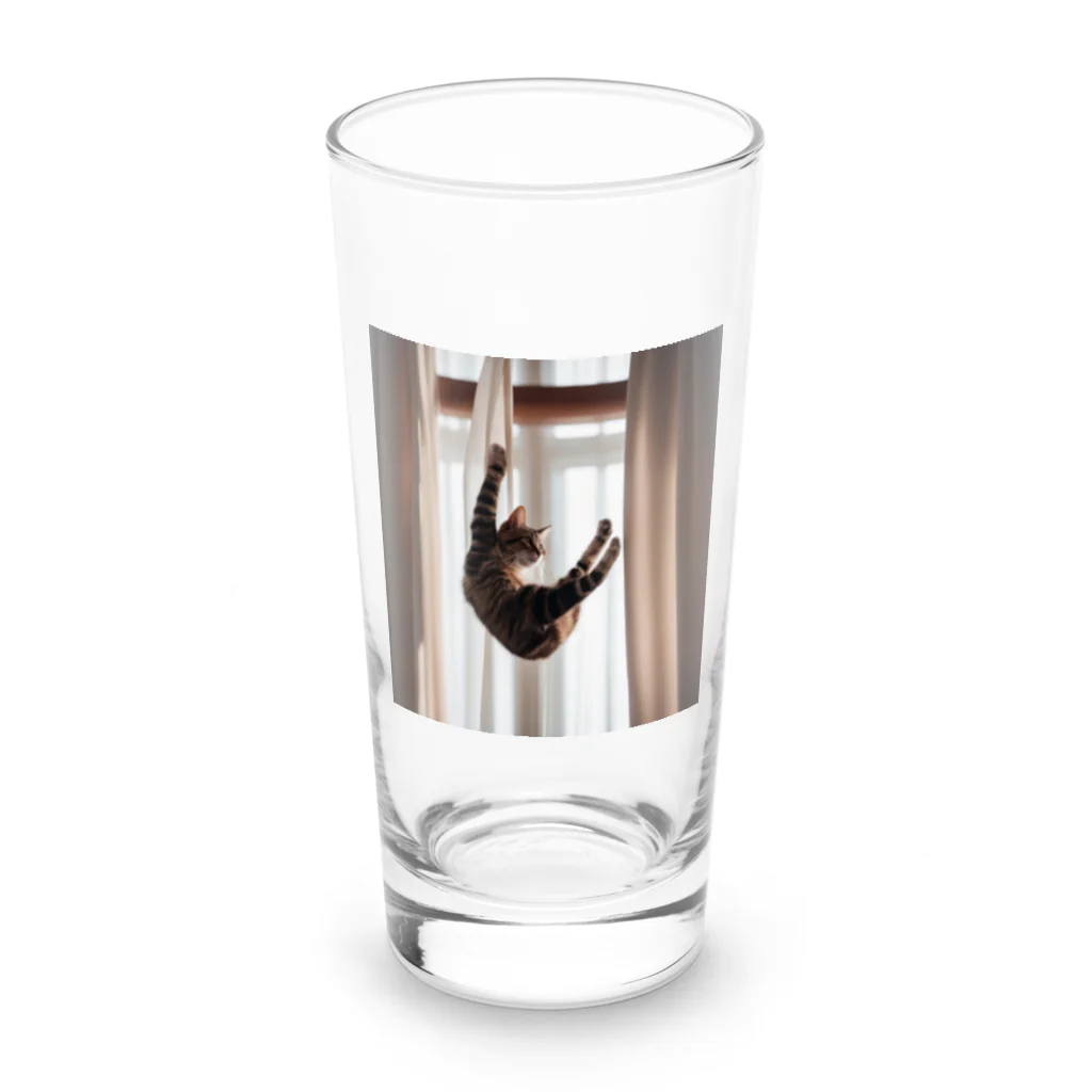takeoutのカーテンにつかまっているネコ Long Sized Water Glass :front