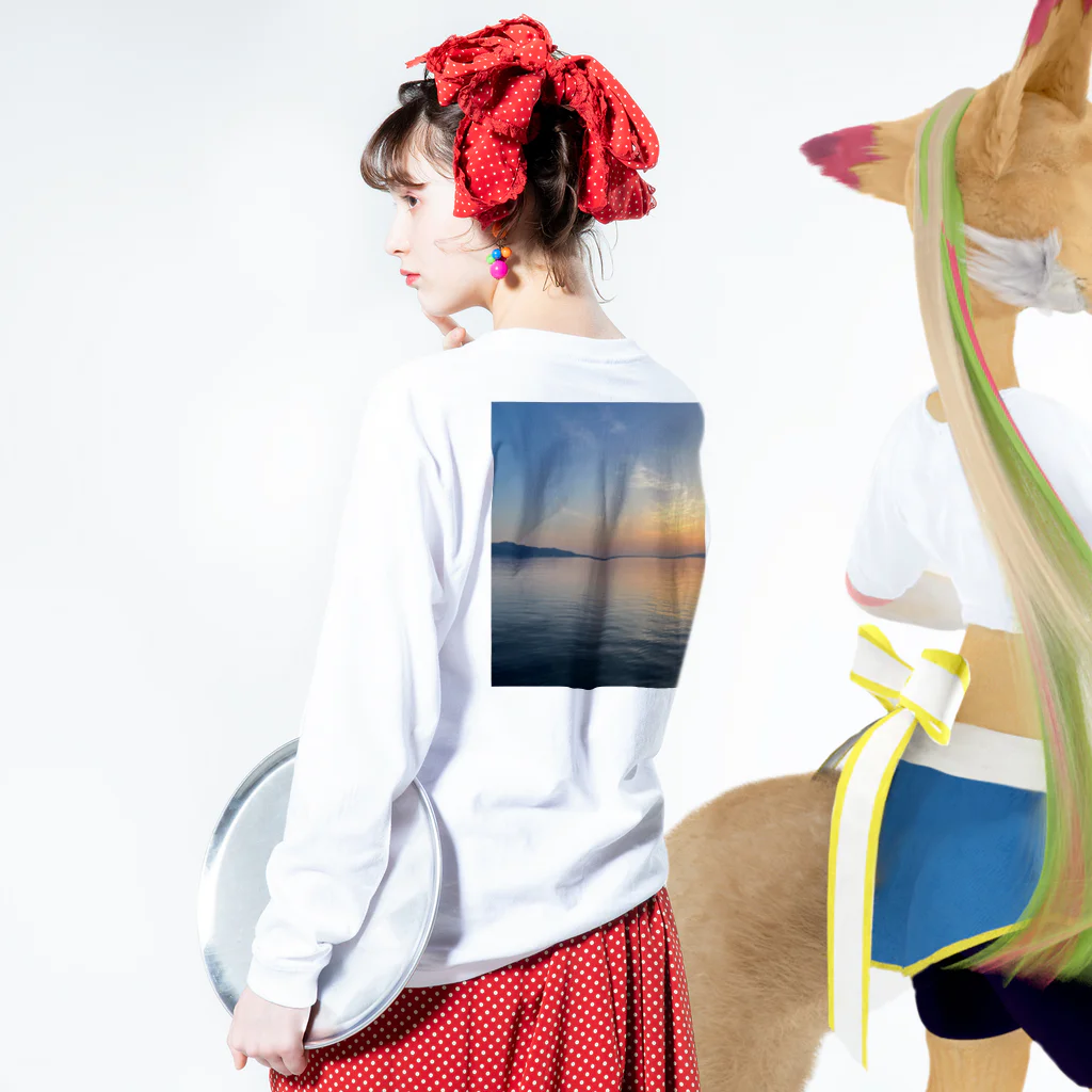 漁火のさざ波 Long Sleeve T-Shirt :model wear (back, sleeve)