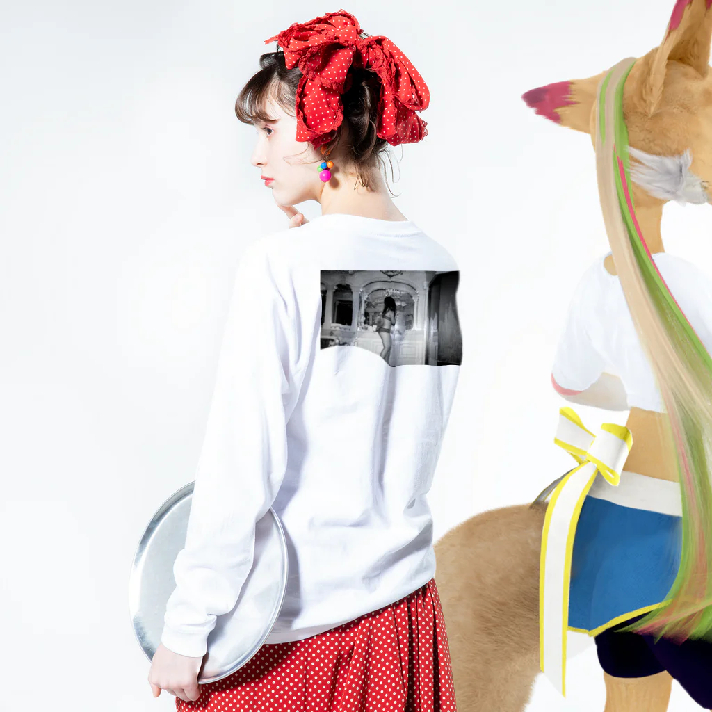 　その辺の女のモノクロ ホテル女 Long Sleeve T-Shirt :model wear (back, sleeve)