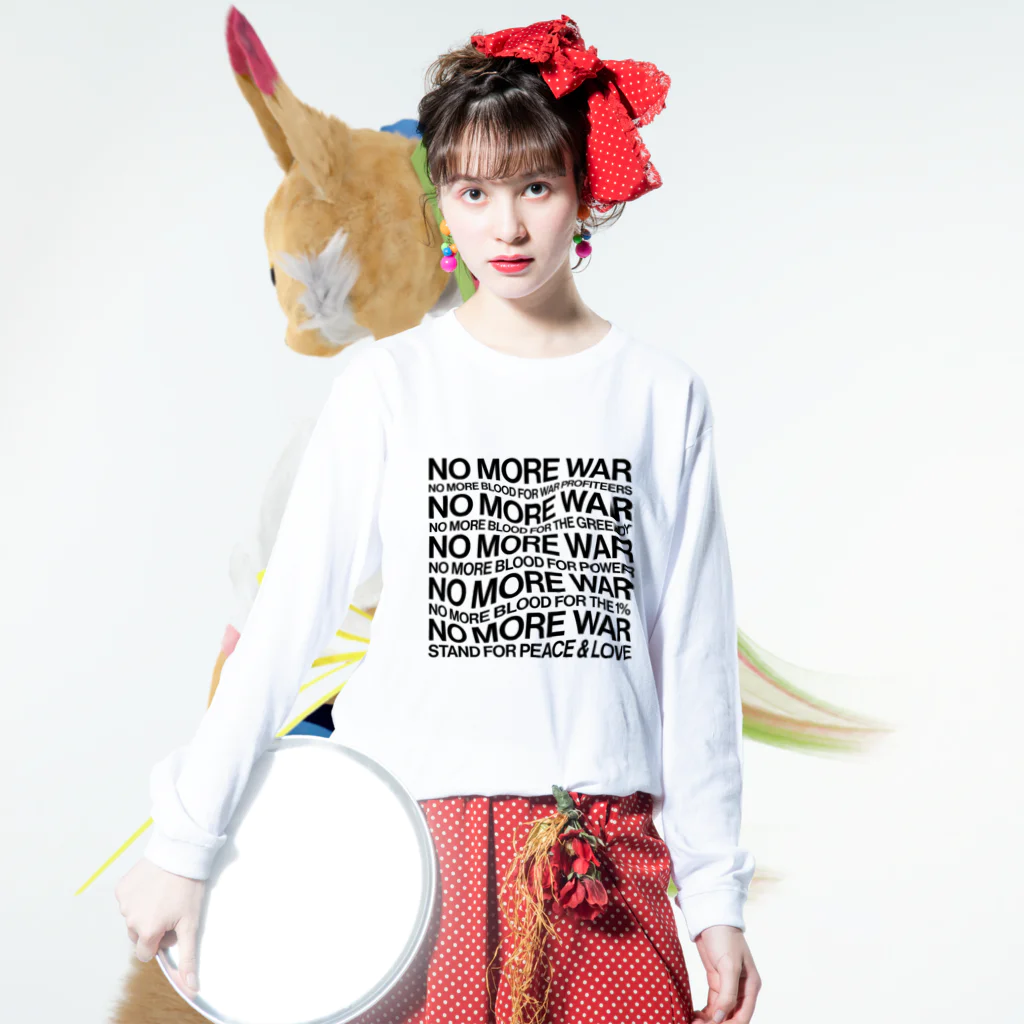 NoMoreWarの反戦｜NO MORE WAR［ゆがみあり］ Long Sleeve T-Shirt :model wear (front)