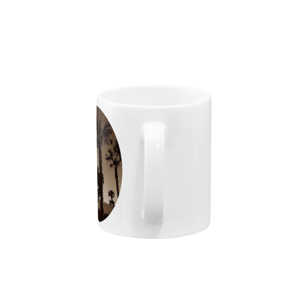 奄黒市場の遠くの島のやし Mug :handle