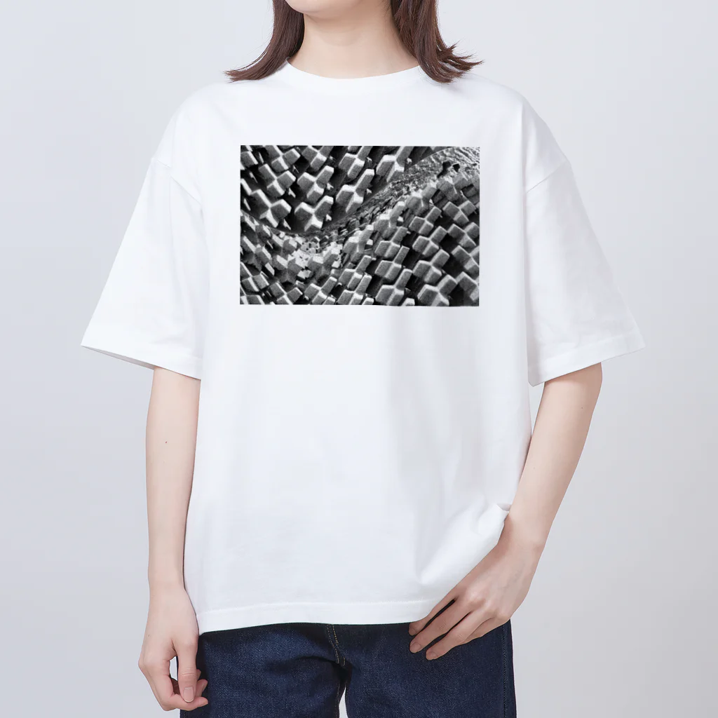OUTPOST Glitchの#16 Oversized T-Shirt
