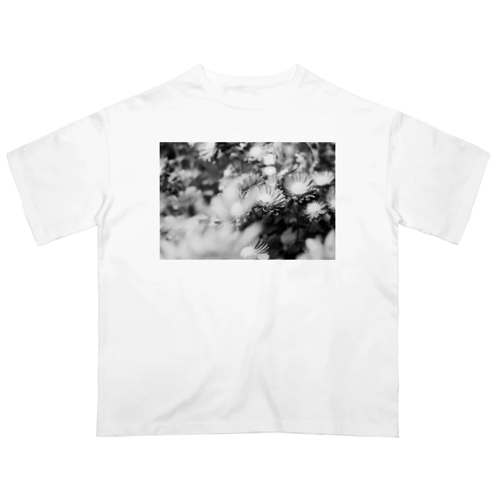 akane_art（茜音工房）のモノクロフラワー（キク） Oversized T-Shirt