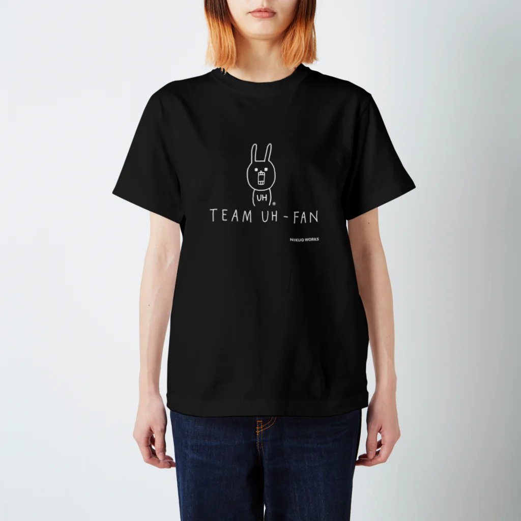 ウサギのウー by NIKUQ WORKSのTEAM UH-FAN [白い字] Regular Fit T-Shirt