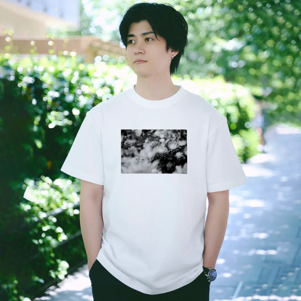 akane_art（茜音工房）のモノクロフラワー（キク） Regular Fit T-Shirt