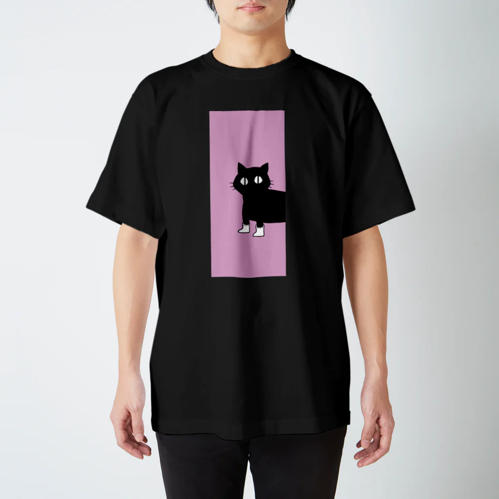 まろ屋のくつ下をはいたネコが玄関で Regular Fit T-Shirt