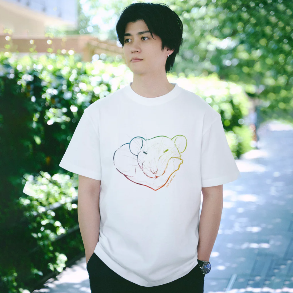 ねずみのおみせ suzuri店のしろちゃんと一緒に筋トレしよう(虹色グラデ) Regular Fit T-Shirt