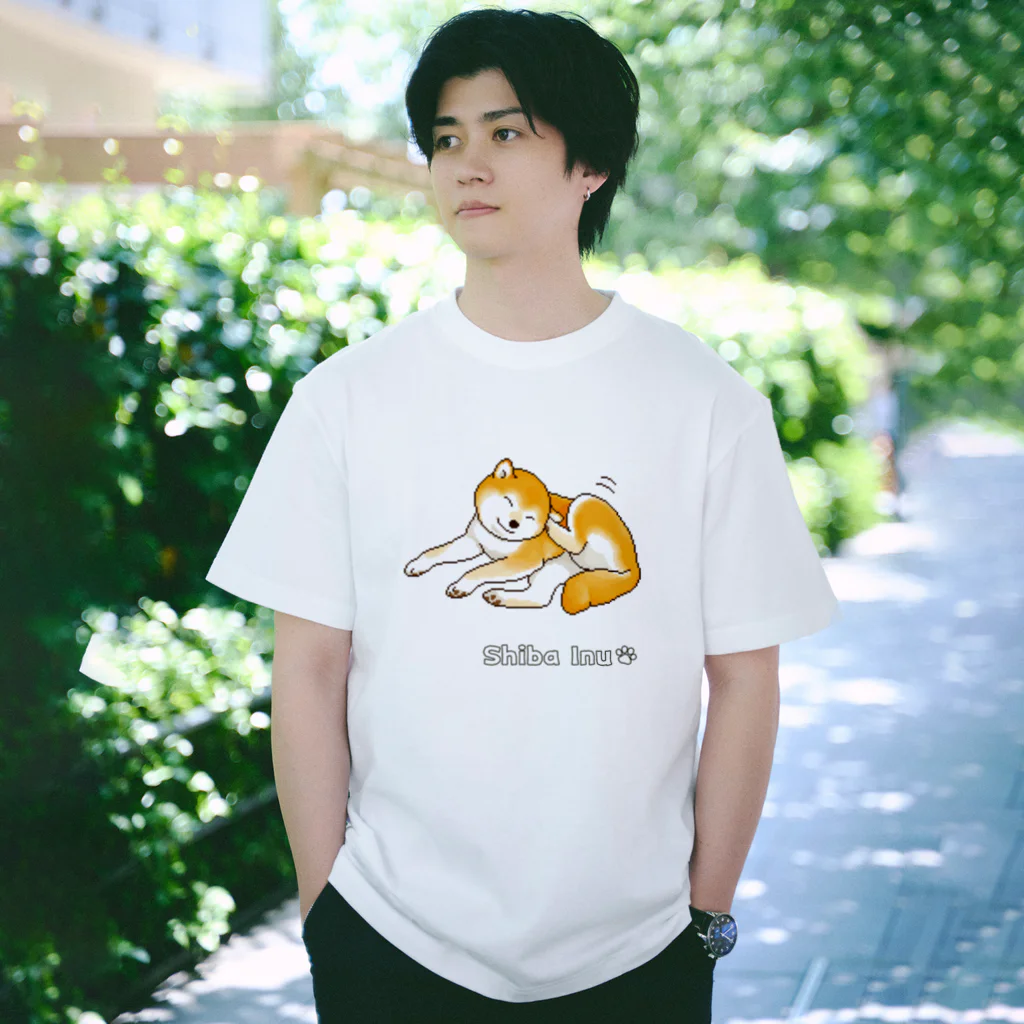 Shiba Inu Streetの耳をカキカキする柴犬のドット絵 Regular Fit T-Shirt