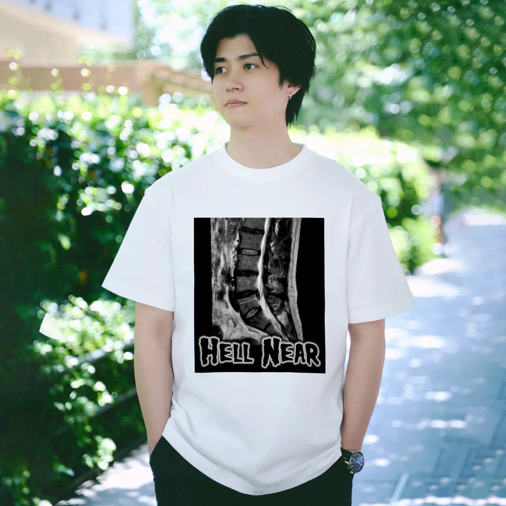 エバグリーンセールスコンサインメント公式グッズのHELL NEAR Regular Fit T-Shirt
