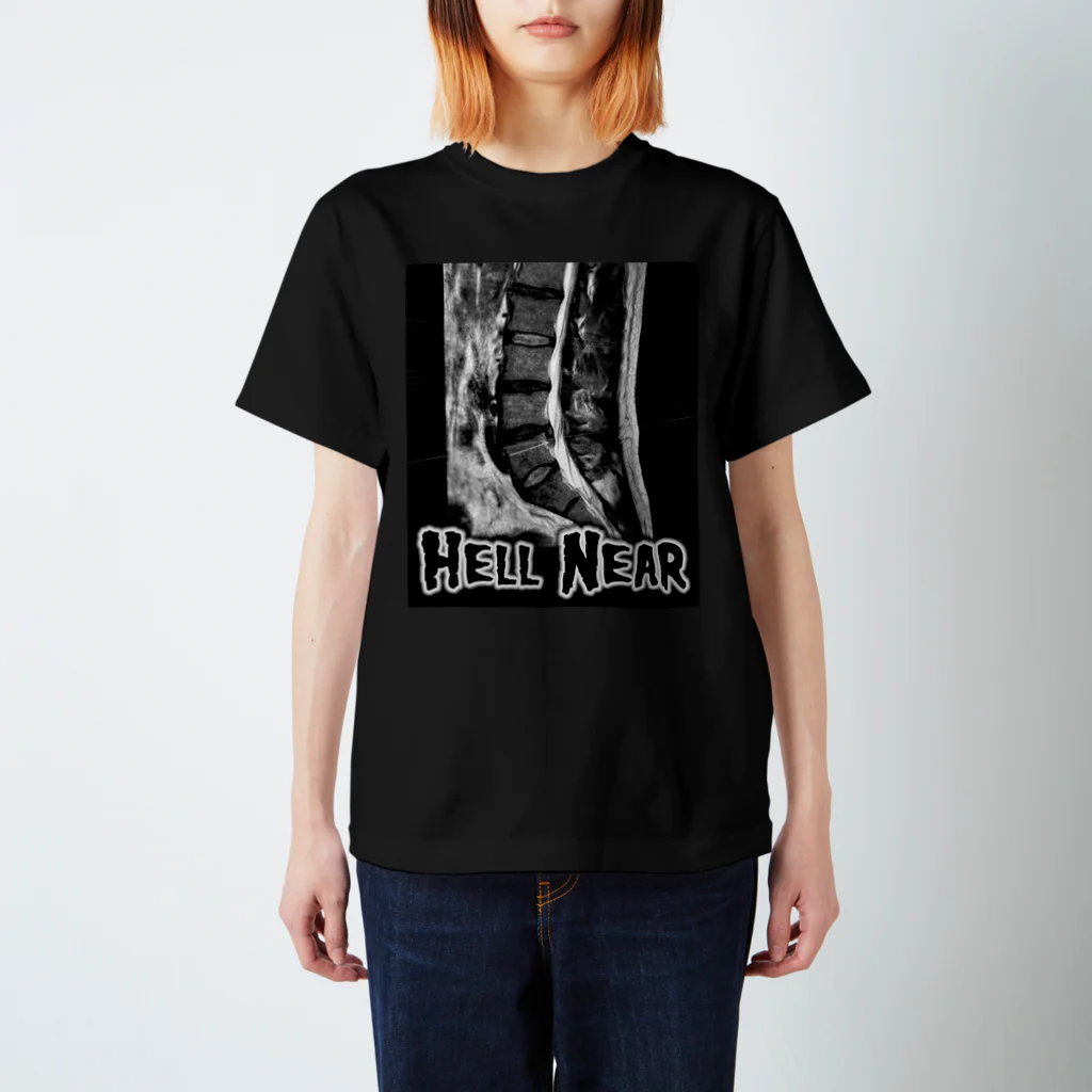 エバグリーンセールスコンサインメント公式グッズのHELL NEAR Regular Fit T-Shirt