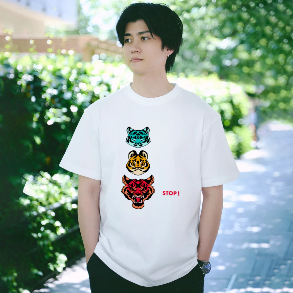 タタナ幻獣館の虎信号 白文字 Regular Fit T-Shirt