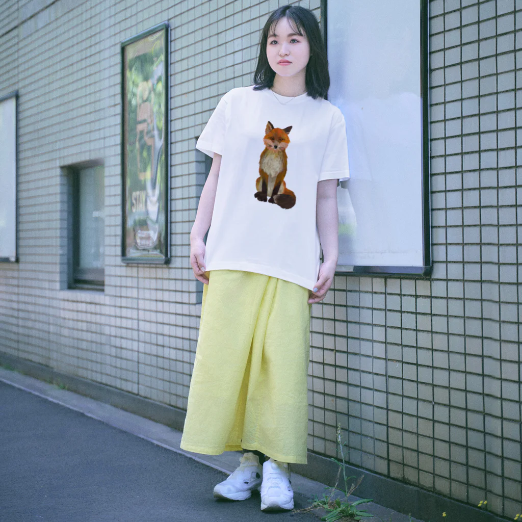 Makiko Goto goods storeのふさ尾っぽキタキツネ Regular Fit T-Shirt
