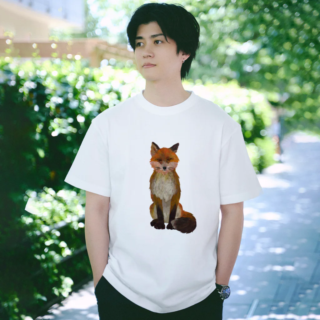 Makiko Goto goods storeのふさ尾っぽキタキツネ Regular Fit T-Shirt