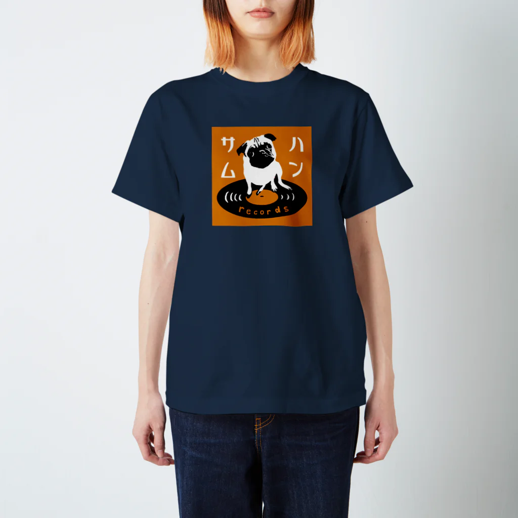 ハンサムレコーズ（湘南レコーズ）のハンサムレコードロゴ（黄色） Regular Fit T-Shirt