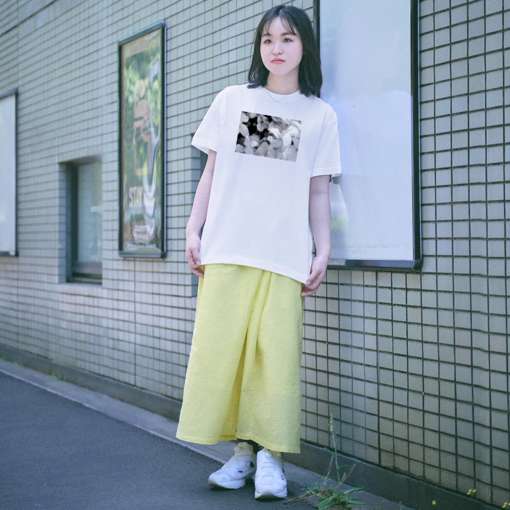 akane_art（茜音工房）のモノクロフラワー（野いちご） Regular Fit T-Shirt