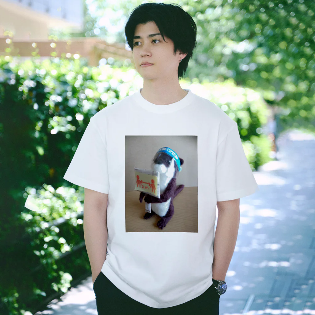 ミィコロのカワウソーシャルディスタンス Regular Fit T-Shirt