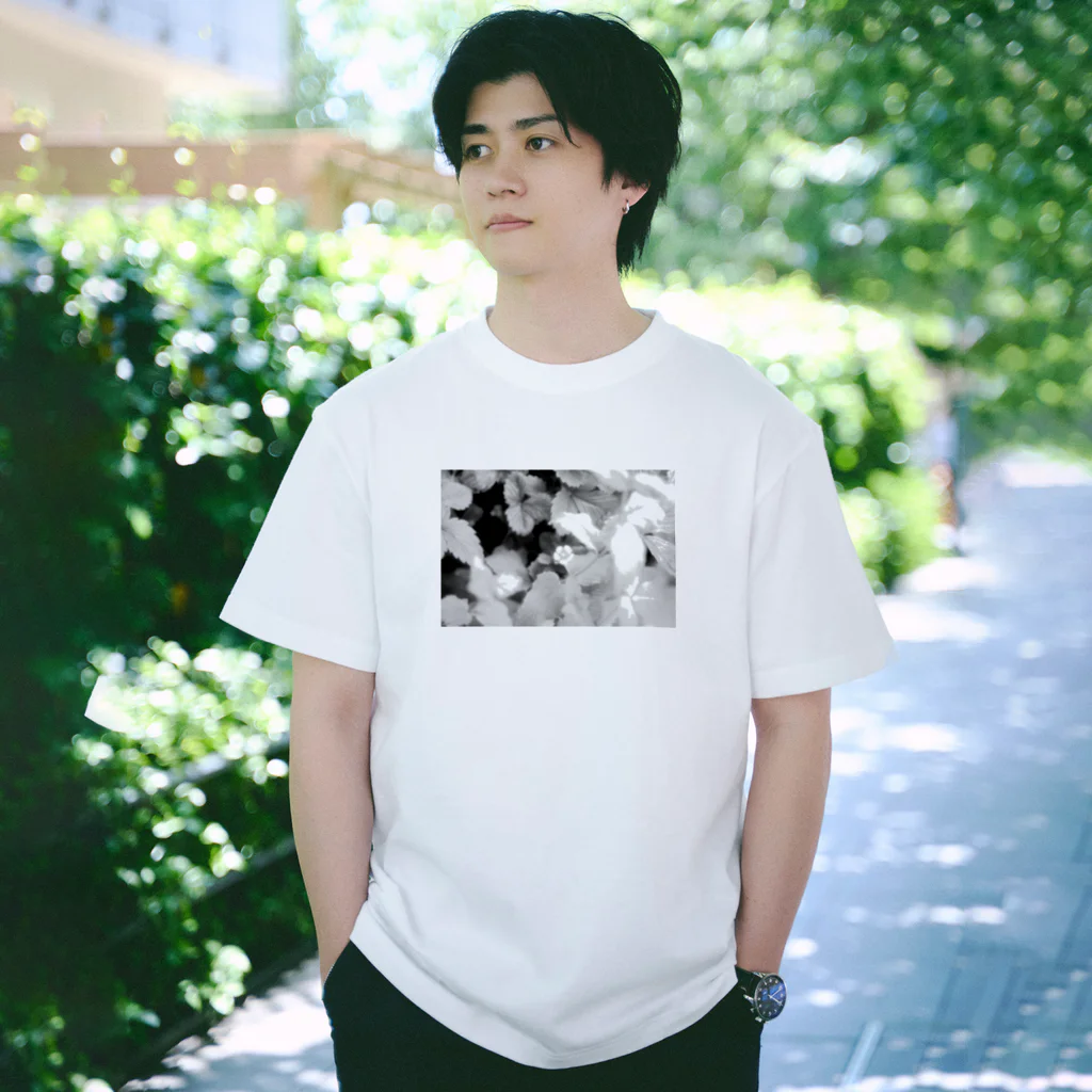 akane_art（茜音工房）のモノクロフラワー（野いちご） Regular Fit T-Shirt
