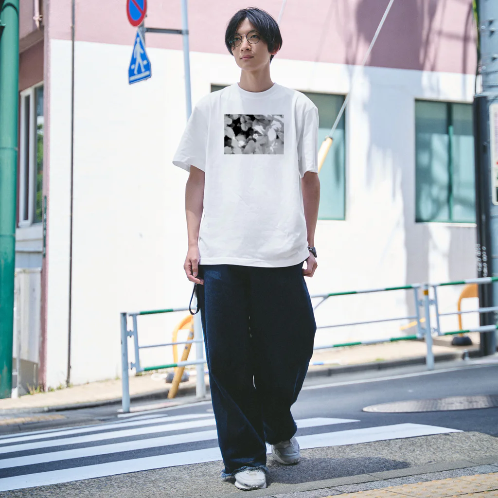akane_art（茜音工房）のモノクロフラワー（野いちご） Regular Fit T-Shirt