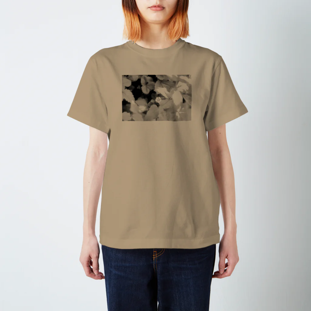 akane_art（茜音工房）のモノクロフラワー（野いちご） Regular Fit T-Shirt