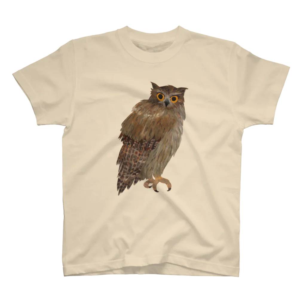 Makiko Goto goods storeのこちらを観察するシマフクロウ Regular Fit T-Shirt
