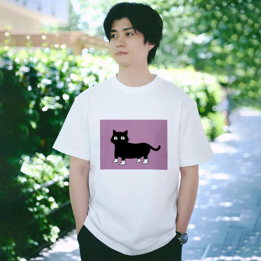 まろ屋のくつ下をはいたネコ（ピンク） Regular Fit T-Shirt